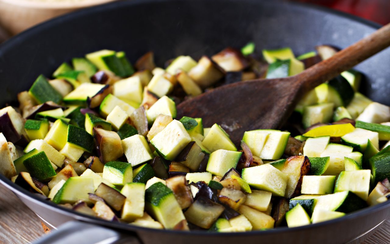 Estate italiana con le zucchine in tecia