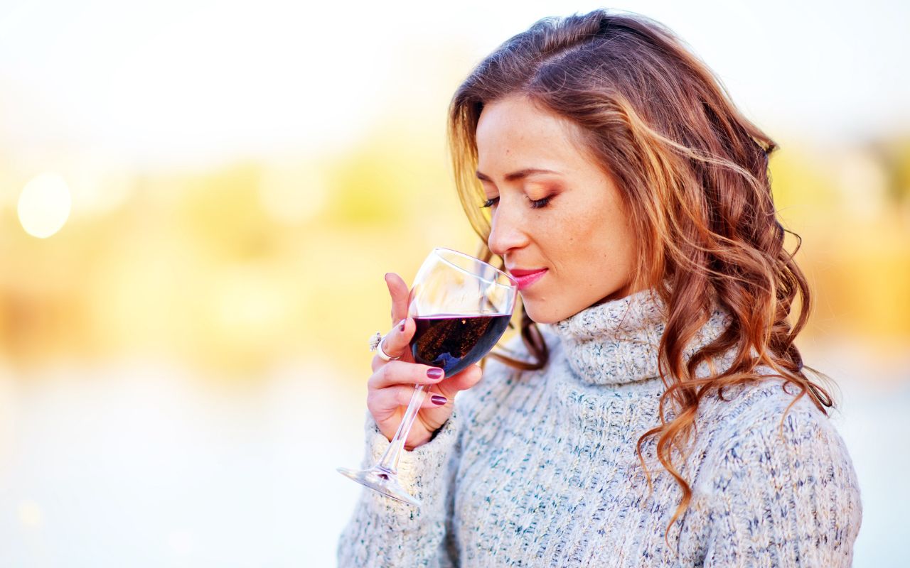 Donna che beve vino senza alcol